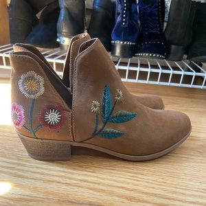 ✨🤍✨ Brown Floral ankle boots